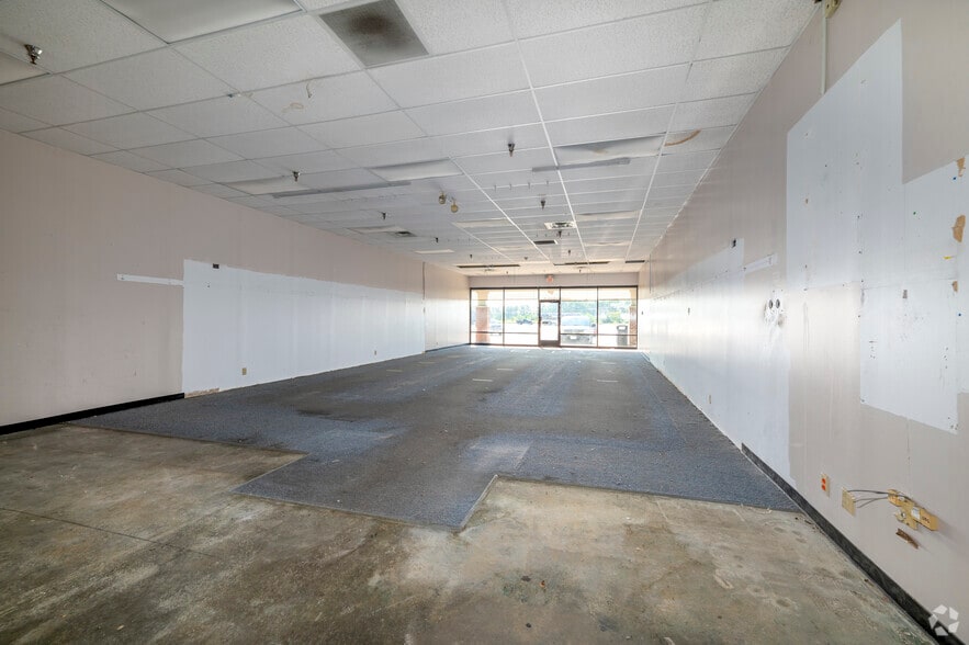 More Photos Of 301 Market Dr, Emporia Supermarket For Lease