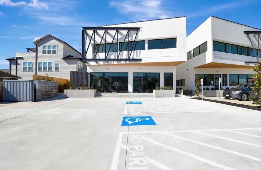 More Photos Of 6815 N Main St, Houston Unknown For Lease