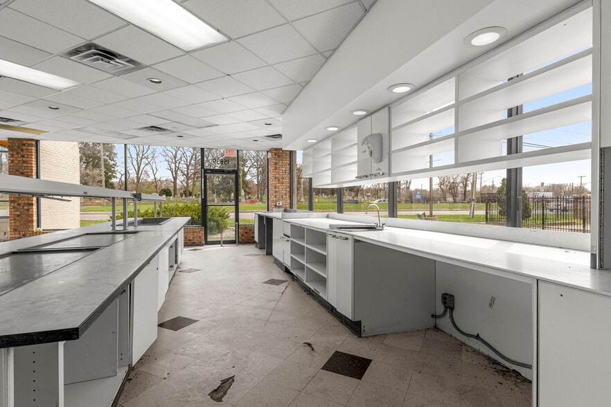 More Photos Of 15839 Telegraph Rd, Redford Township Fast Food For Lease