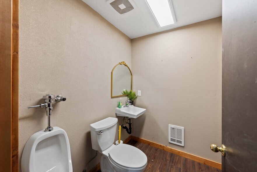 More Photos Of 225 W Lockhart Ave, Coos Bay Warehouse For Sale