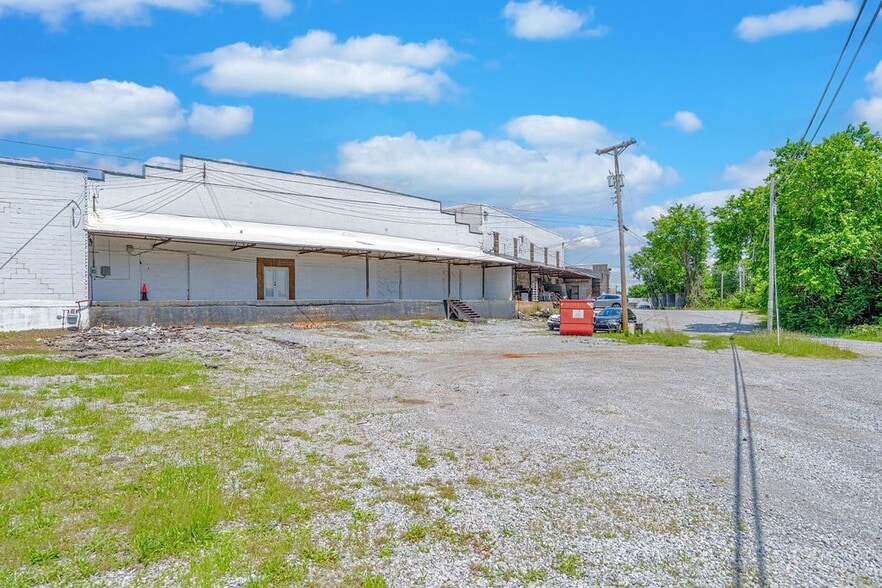 More Photos Of 1214 College St, Clarksville Warehouse For Lease