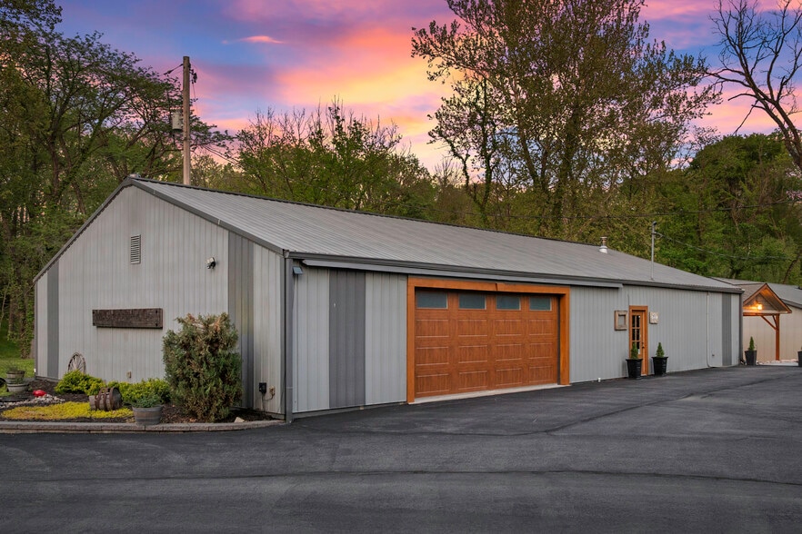 More Photos Of 11155 Hubbard Rd, Kansas City Flex For Sale