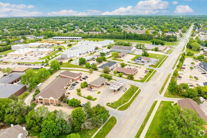 More Photos Of 2171 Grand Ave, West Des Moines Office For Lease
