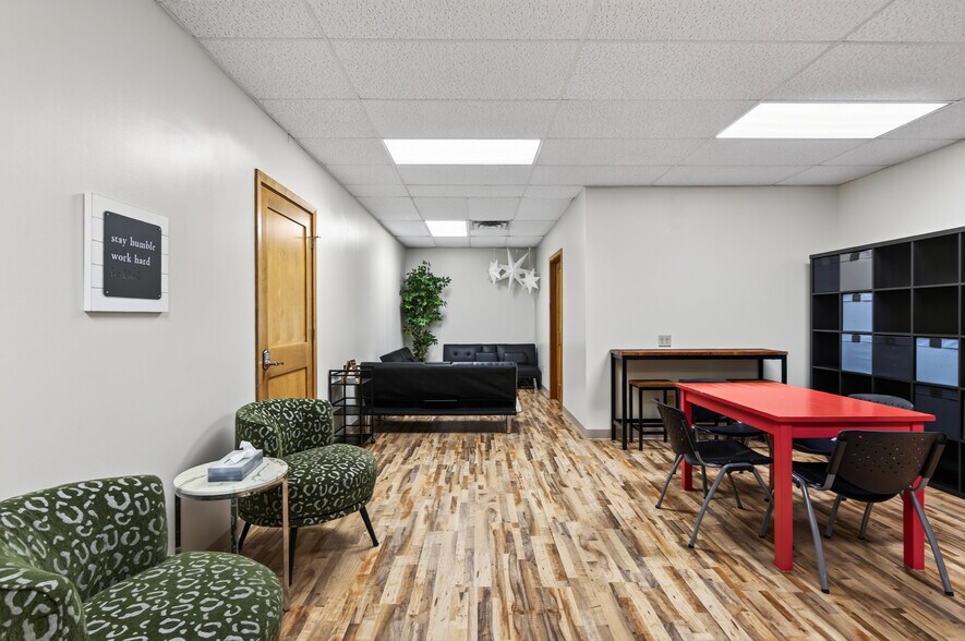 More Photos Of 146 Lake St N, Forest Lake Medical For Lease