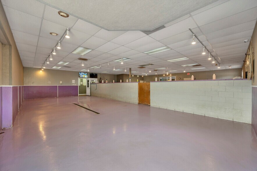 More Photos Of 1279 E Mason St, Green Bay Storefront For Sale