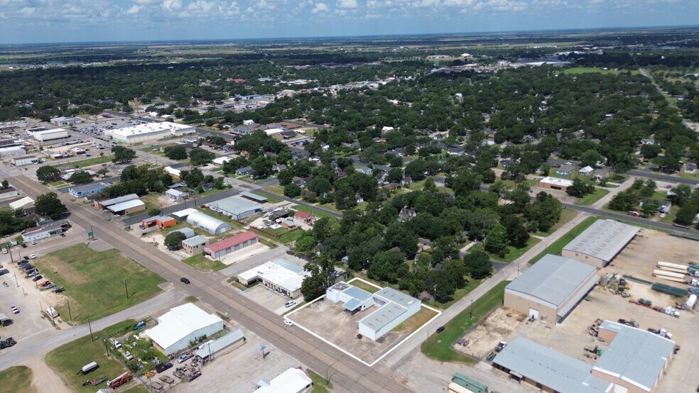 More Photos Of 619 E Jackson St, El Campo Warehouse For Lease