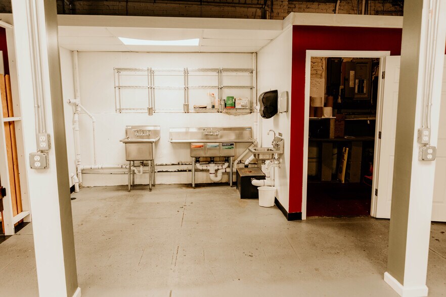 More Photos Of 1529 Grand Blvd, Kansas City Storefront Retail Office For Lease