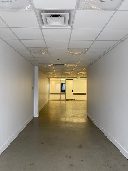 More Photos Of 555 Rue Chabanel O, Montréal Office For Sale