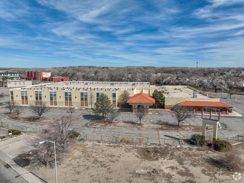 More Photos Of 700 Scott Ave, Farmington Hotel For Sale