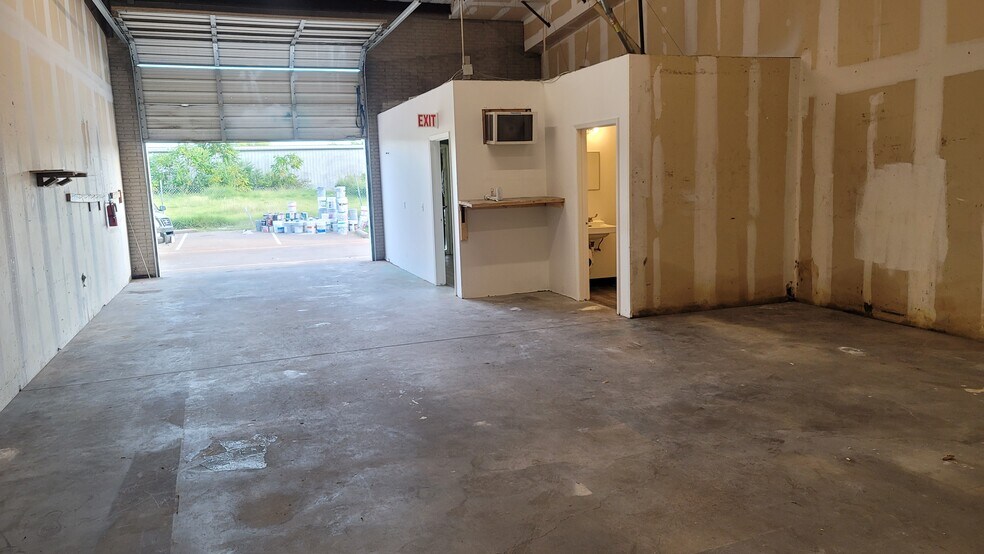 More Photos Of 3700 Dilido Rd, Dallas Service For Lease