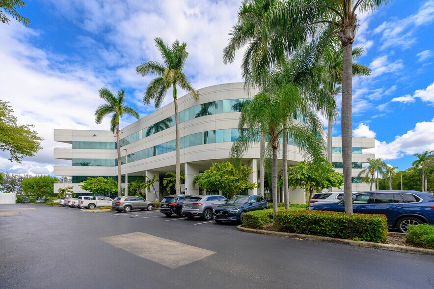 More Photos Of 5959 Waterford District Dr, Miami Office For Lease