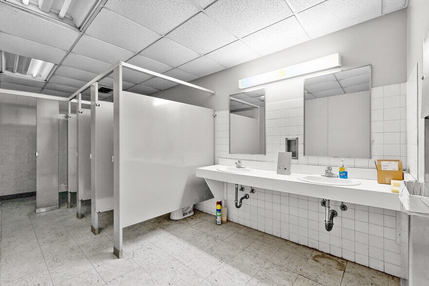 More Photos Of 701 Technology Pl, Waverly Manufacturing For Lease