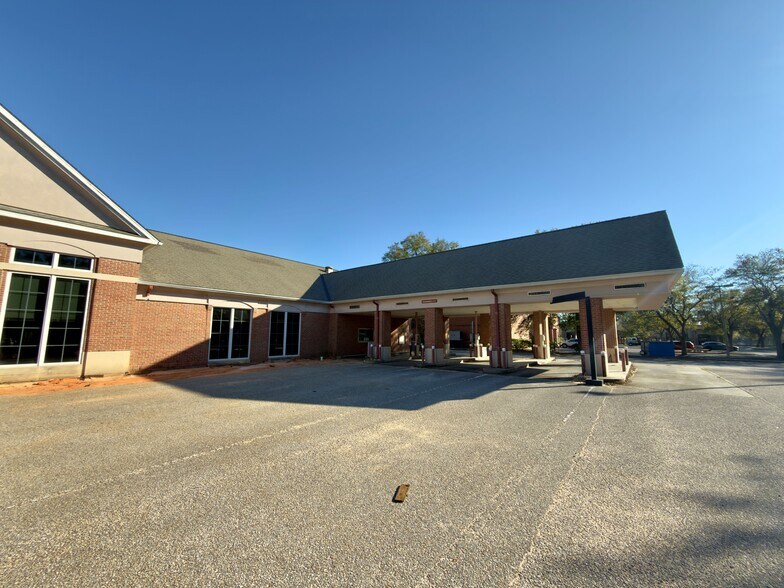 More Photos Of 5061 N 12th Ave, Pensacola Bank For Lease