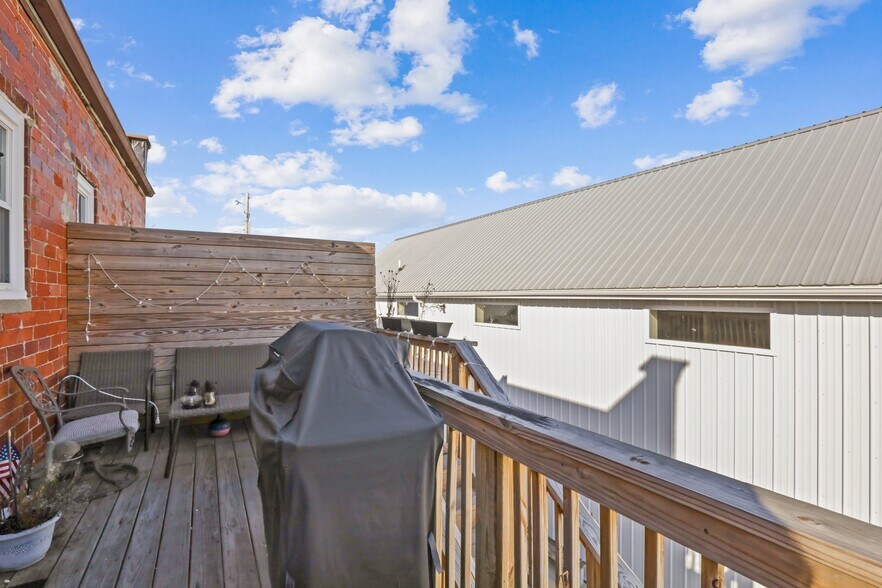 More Photos Of 14 W Depot St, Pataskala Showroom For Sale