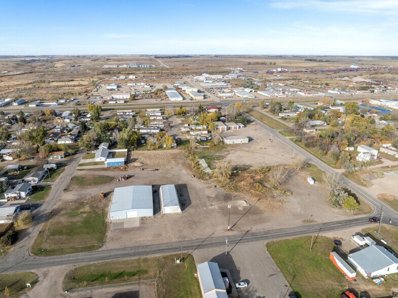 More Photos Of 4015 11th Ave SE, Minot Service For Sale