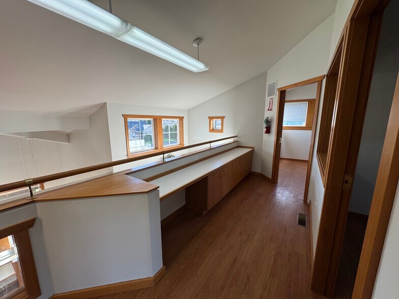 More Photos Of 301 W Blackburn Rd, Mount Vernon Office For Lease