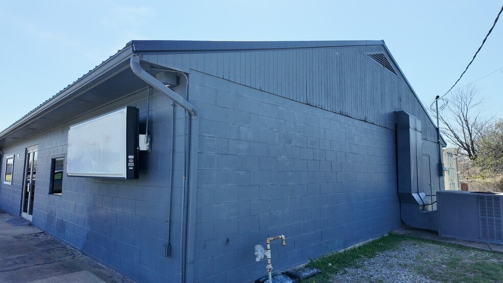 More Photos Of 5467 N Main St, Joplin Freestanding For Sale