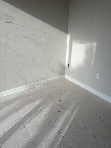 More Photos Of 24690 Sandhill Blvd, Punta Gorda Warehouse For Lease