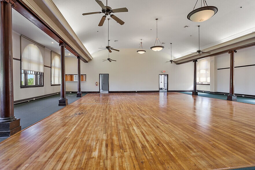 More Photos Of 410 W Main St, Leesburg Office For Lease