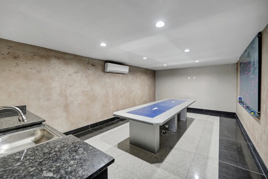 More Photos Of 2903 Wall St, Midland Office For Lease