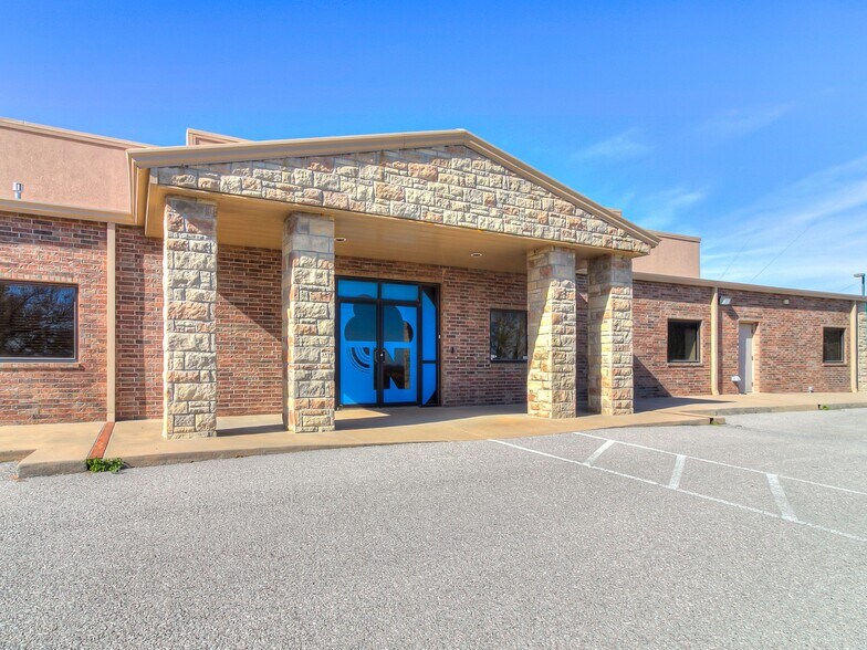 More Photos Of 9802 N Morgan Rd, Yukon Office For Sale