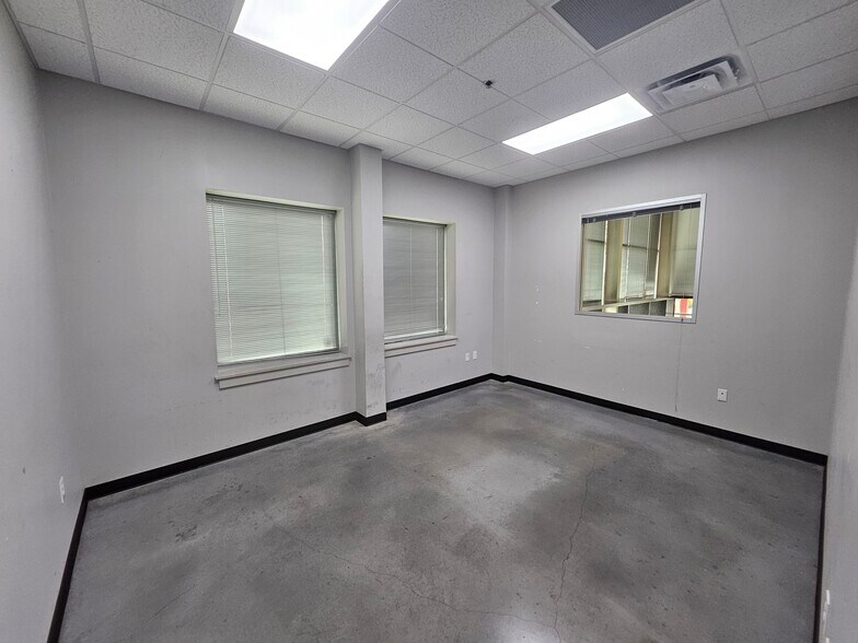 More Photos Of 1516 Ferguson Ln, Austin Light Distribution For Lease