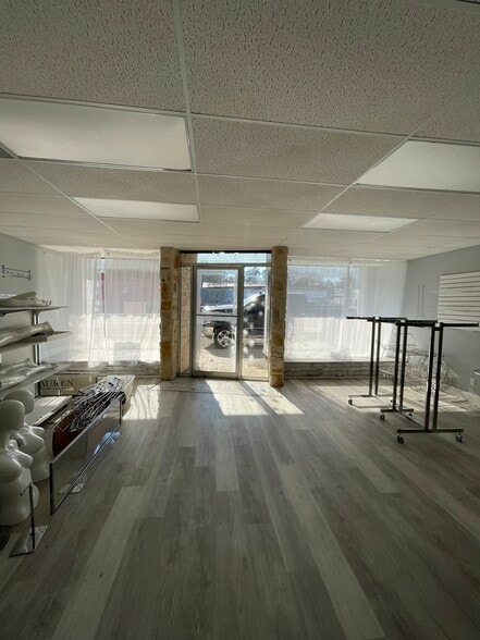 More Photos Of 405 Rusk St, Newton Storefront Retail Office For Sale