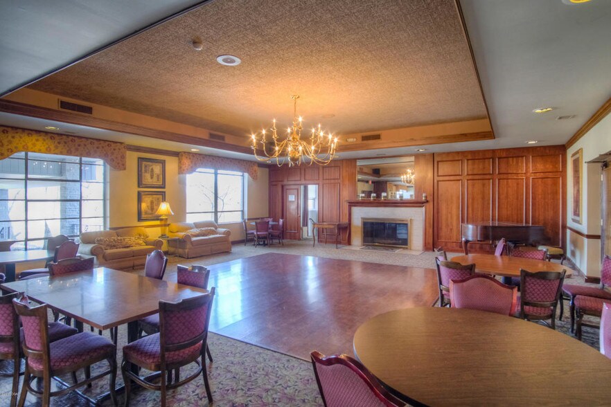More Photos Of 988 S Country Club Rd, Carthage General Retail For Sale