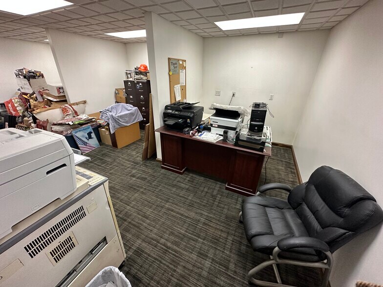 More Photos Of 10578 River Rd, Wellsburg Warehouse For Lease