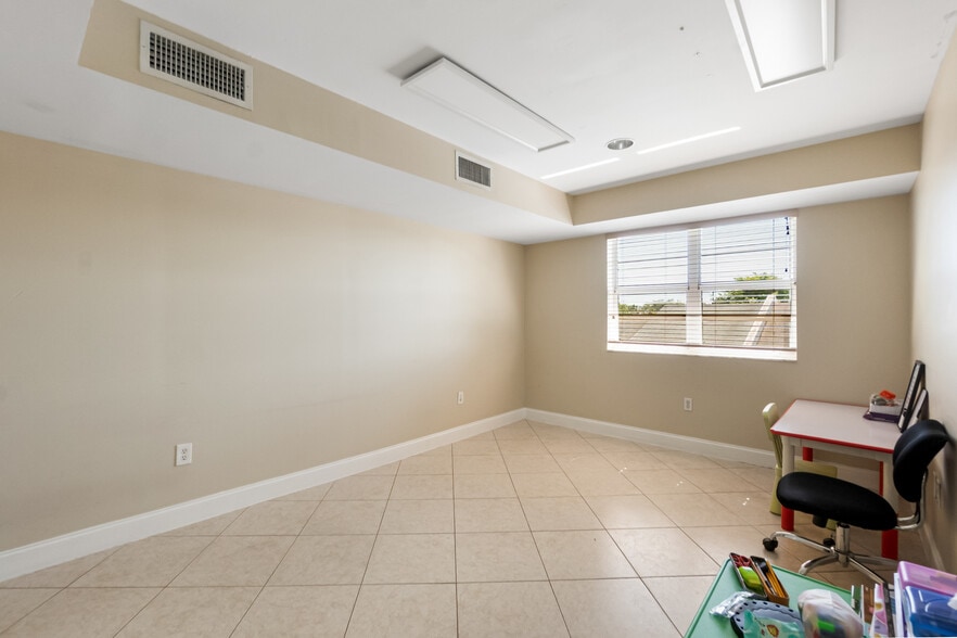 More Photos Of 10261 Sunset Dr, Miami Office For Lease