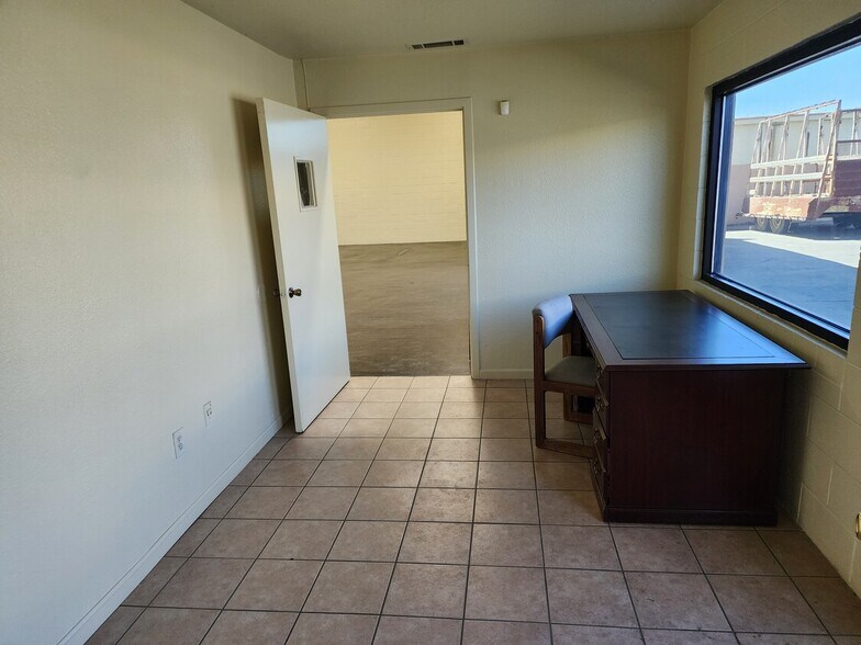 More Photos Of 1515 E Tulare Ave, Tulare Flex For Lease