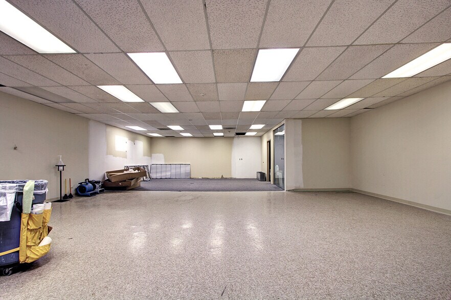 More Photos Of 10499 W Bradford Rd, Littleton Light Manufacturing For Sale