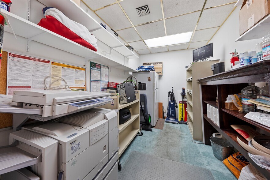 More Photos Of 100 E Broadway Ave, Moses Lake Office For Sale