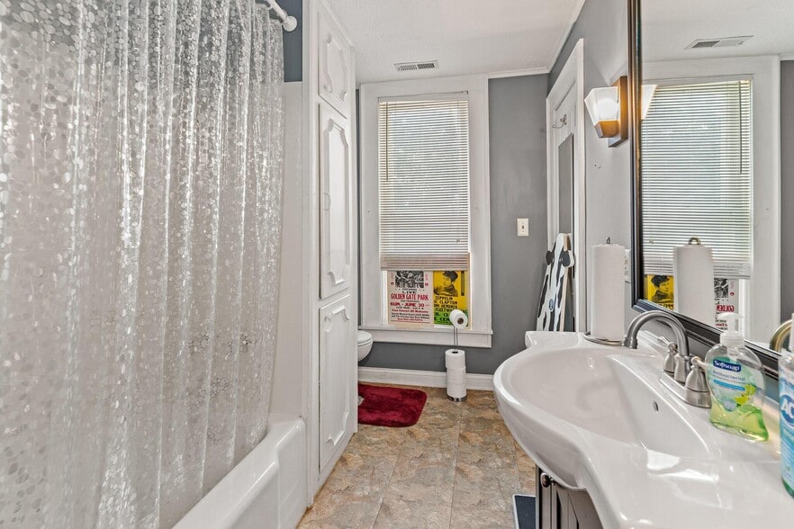 More Photos Of 1550 Lewis Center Rd, Lewis Center Freestanding For Sale