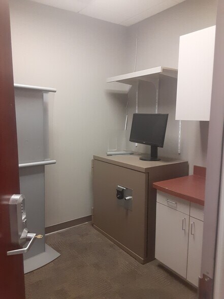 More Photos Of 201-205 E 9th St, Hopkinsville Bank For Lease