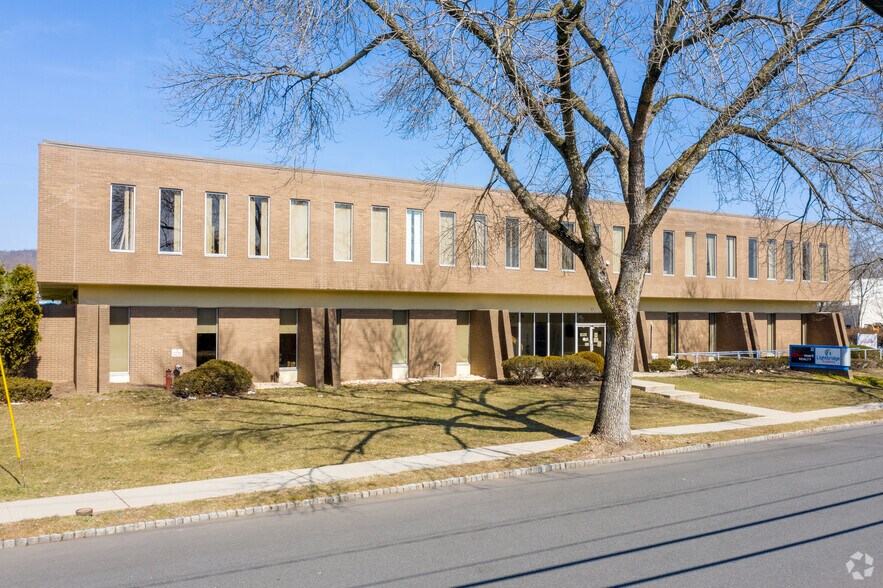 More Photos Of 27 Bleeker St, Millburn Office For Lease