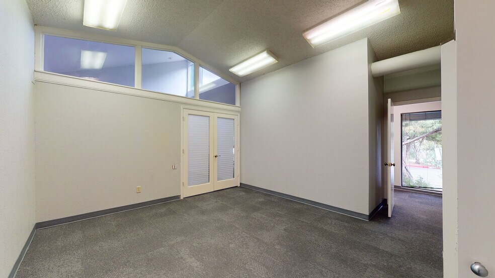 More Photos Of 2525 Wallingwood Dr, Austin Unknown For Lease