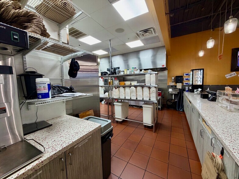 More Photos Of 1105 Main St, Forest Park Freestanding For Lease