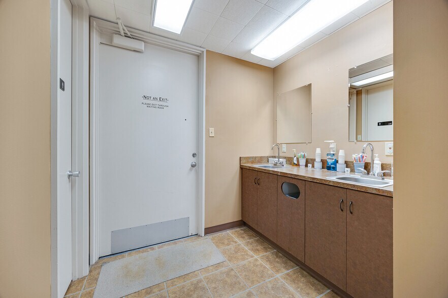 More Photos Of 405 Cedar St, Pleasant Hill Medical For Sale