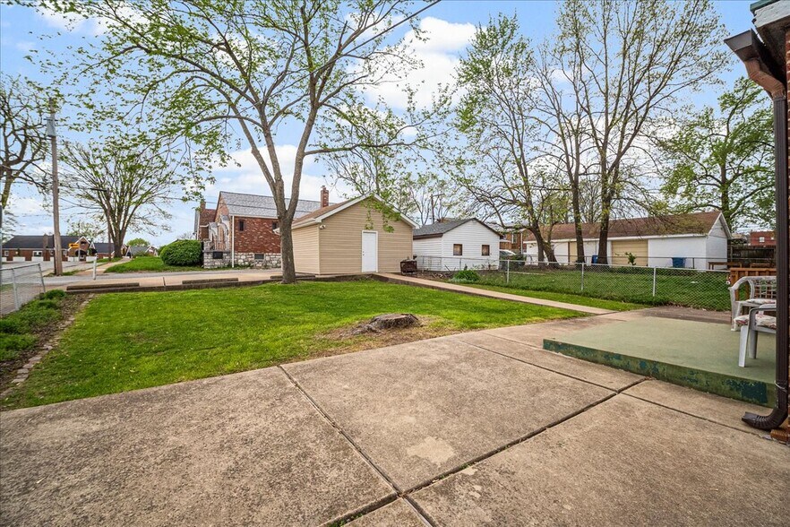 More Photos Of 8700 Gravois Rd, Saint Louis Storefront Retail Residential For Sale