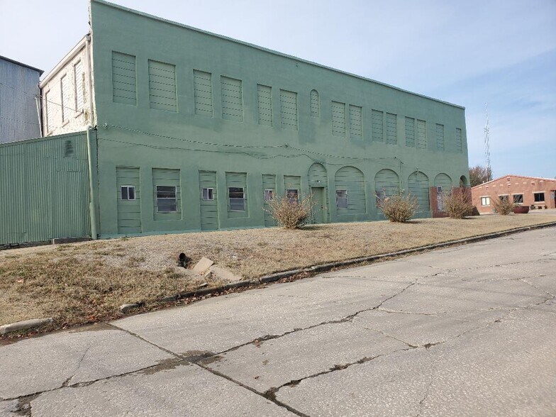 More Photos Of 507 Broadway St, Okemah Department Store For Sale
