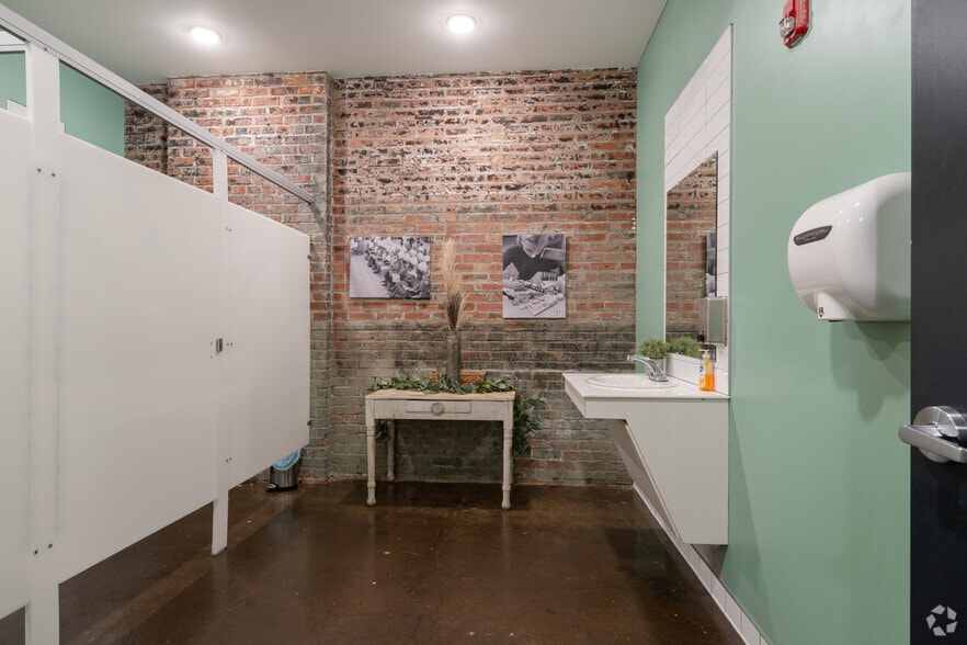 More Photos Of 166 Chandler St, Buffalo Apartments For Lease