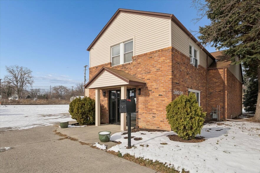 More Photos Of 36050 Goddard Rd, Romulus Auto Repair For Sale