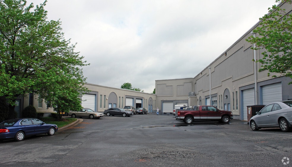 More Photos Of 7964 Conell Ct, Lorton Showroom For Lease