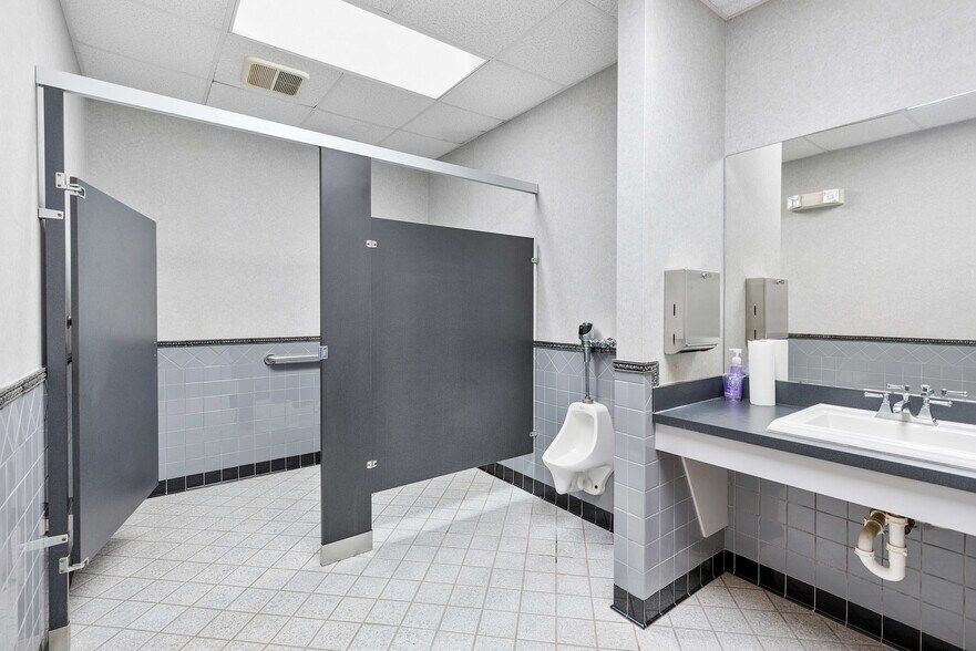 More Photos Of 820 Old Atascocita Rd, Huffman Distribution For Sale