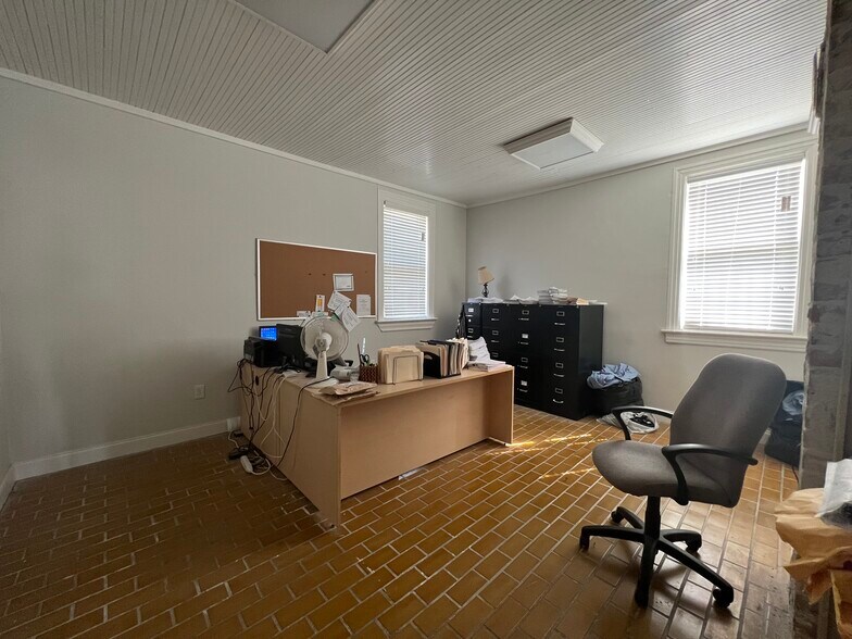 More Photos Of 320 East St, Memphis Office For Sale
