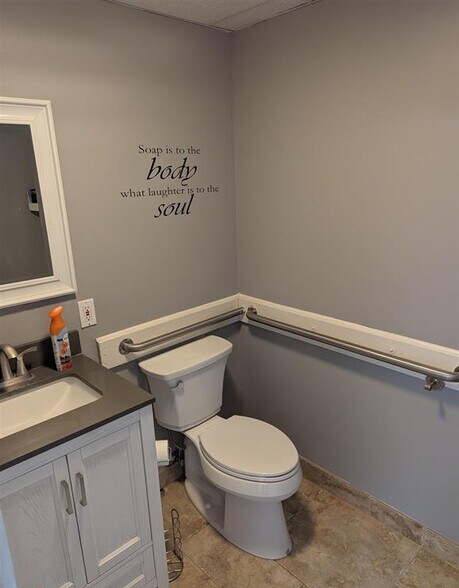 More Photos Of 105 N Parkway Dr, Pekin Office For Lease