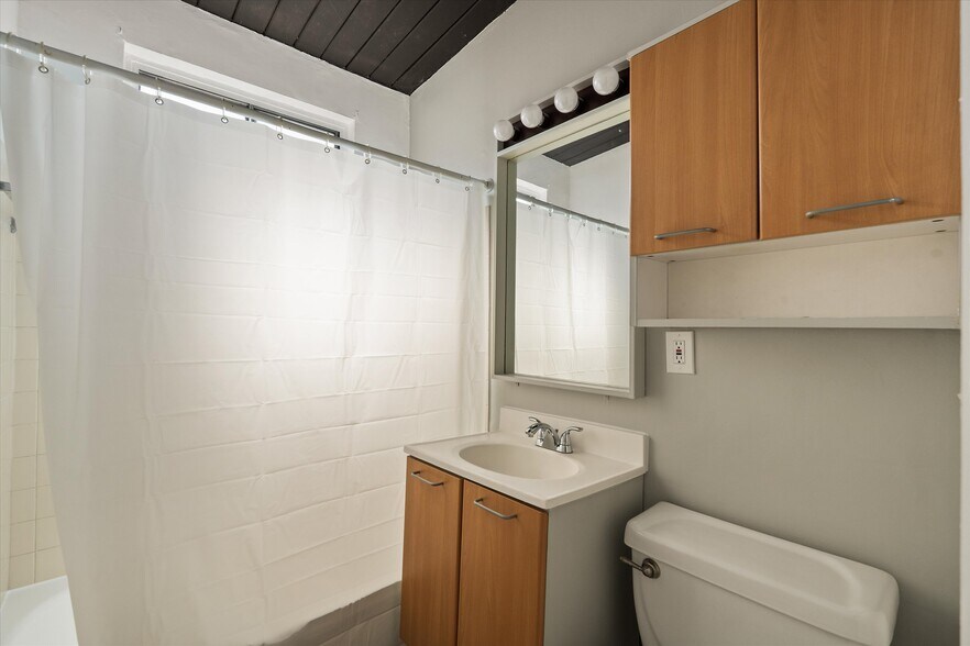 More Photos Of 7559 Whitsett Ave, North Hollywood Apartments For Sale