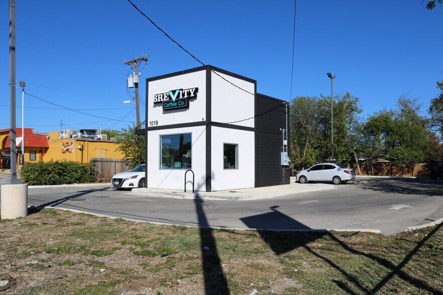 More Photos Of 1019 SW Military Dr, San Antonio General Retail For Sale