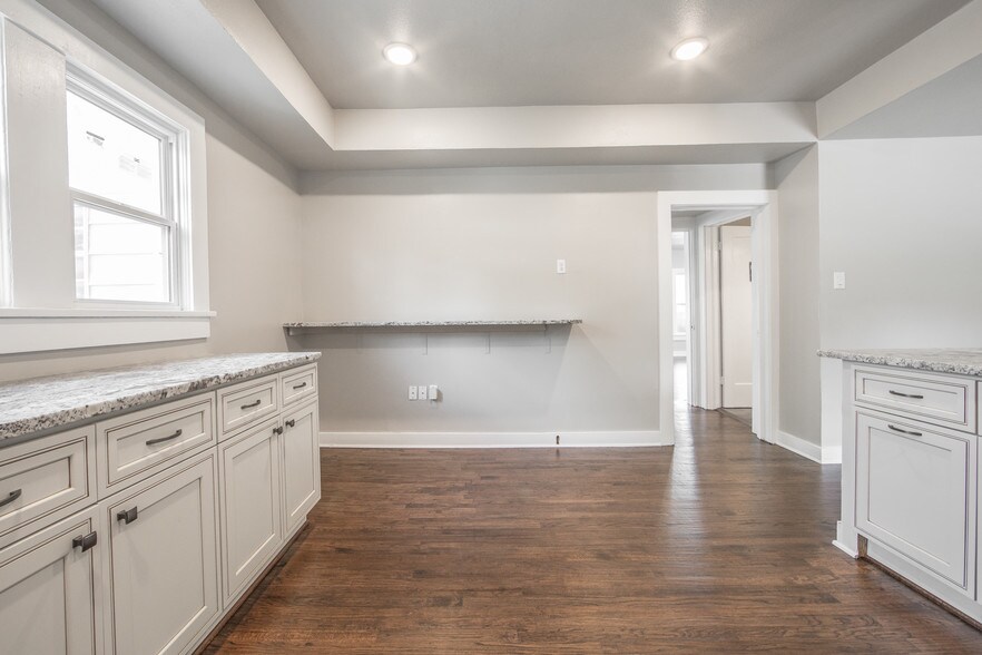 More Photos Of 209 E University Dr, Denton Medical For Lease